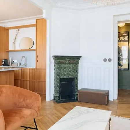 Amazing Balcony View - Monceau Apartment